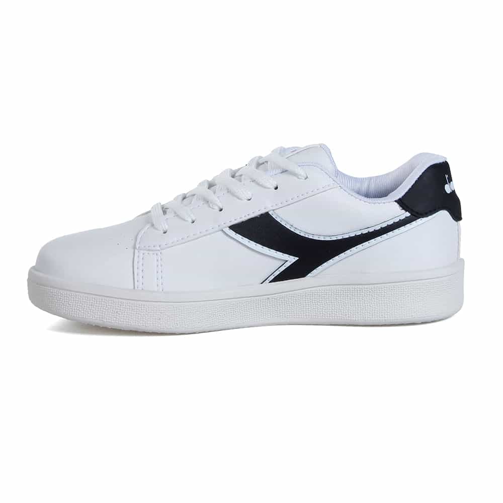 Tênis infantil branco Diadora vista lateral para ajuste