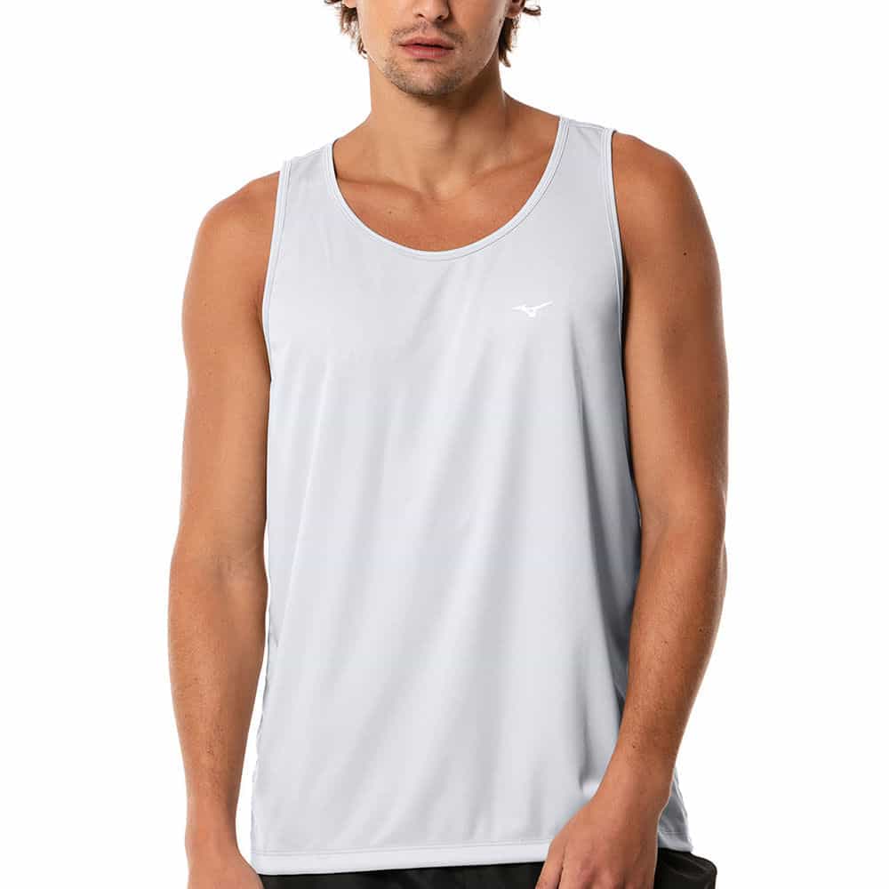 Homem vestindo regata masculina esportiva cinza claro com logo Mizuno no peito esquerdo