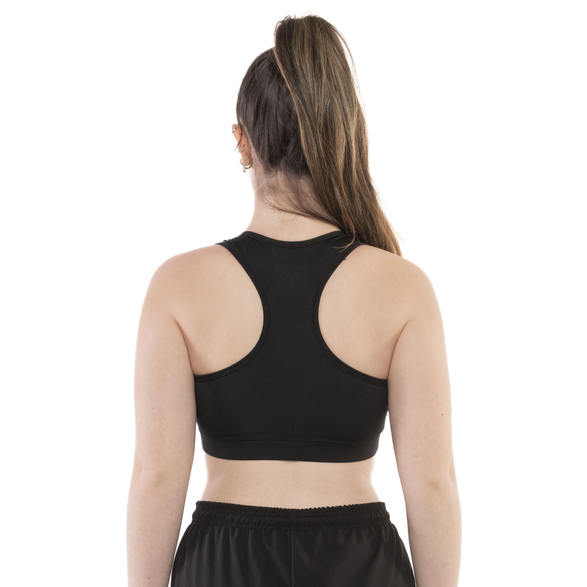 Mulher usando top esportivo feminino Diadora preto com decote em V e logo branco