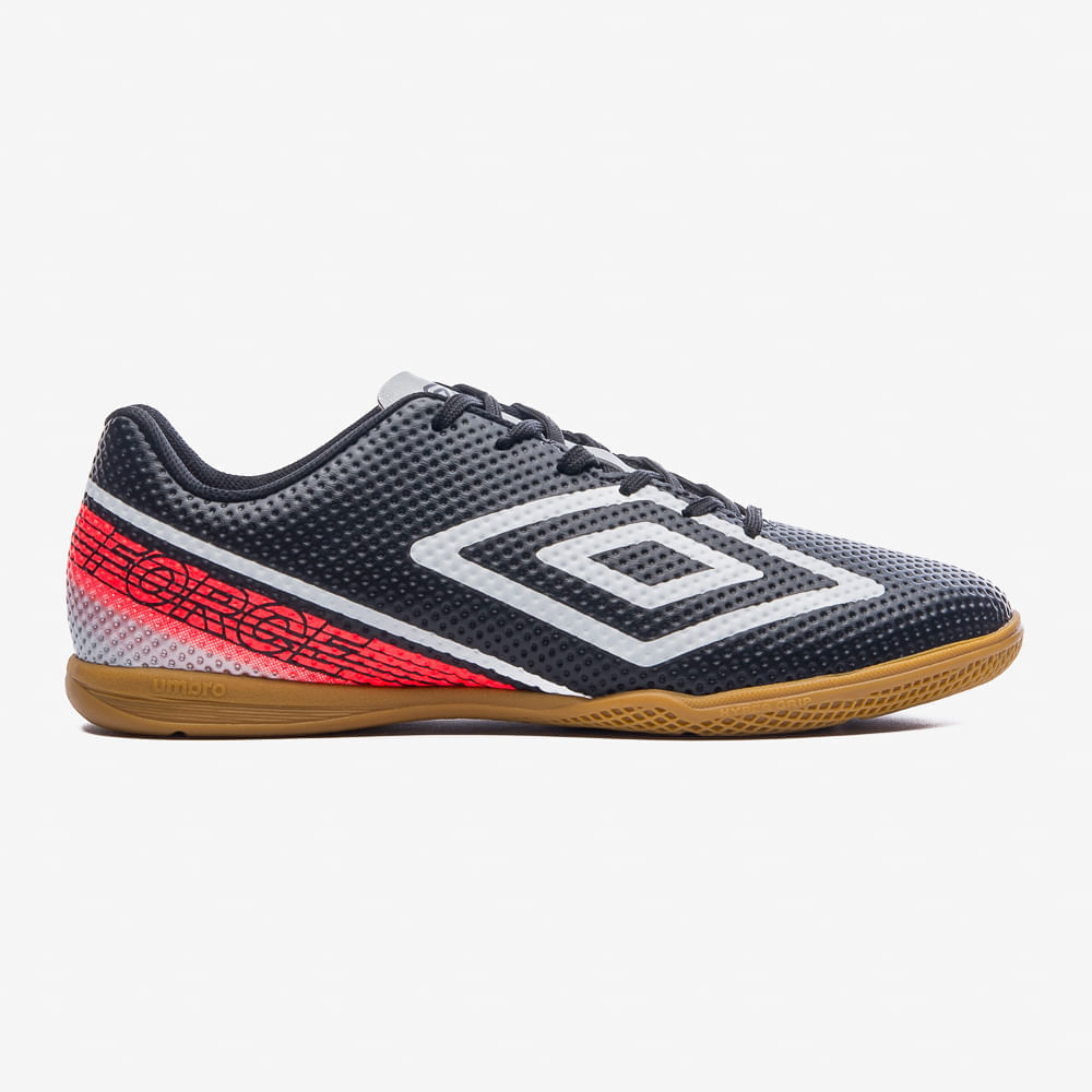 Chuteira de futsal masculina Umbro Force nas cores preto, branco e coral, vista frontal com detalhes em estampa perfurada e logo Umbro.