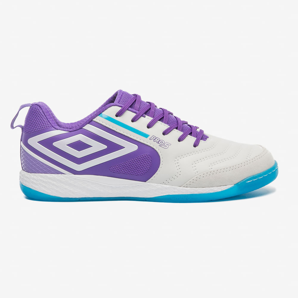 Chuteira de futsal masculina Umbro Pro 5 Bump nas cores branco, roxo e azul com design esportivo