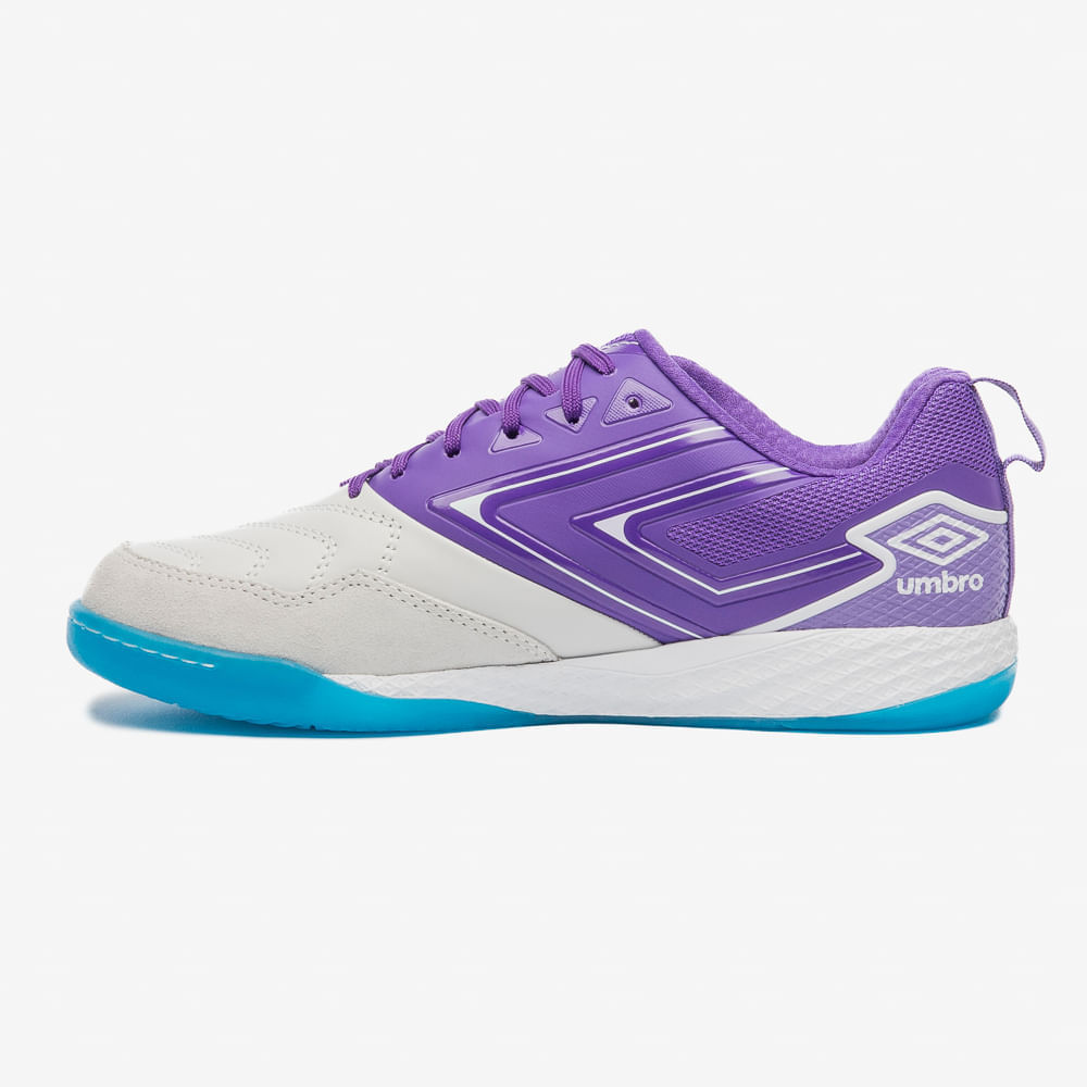 Chuteira Umbro Pro 5 Bump vista lateral mostrando detalhes e sola azul e branca