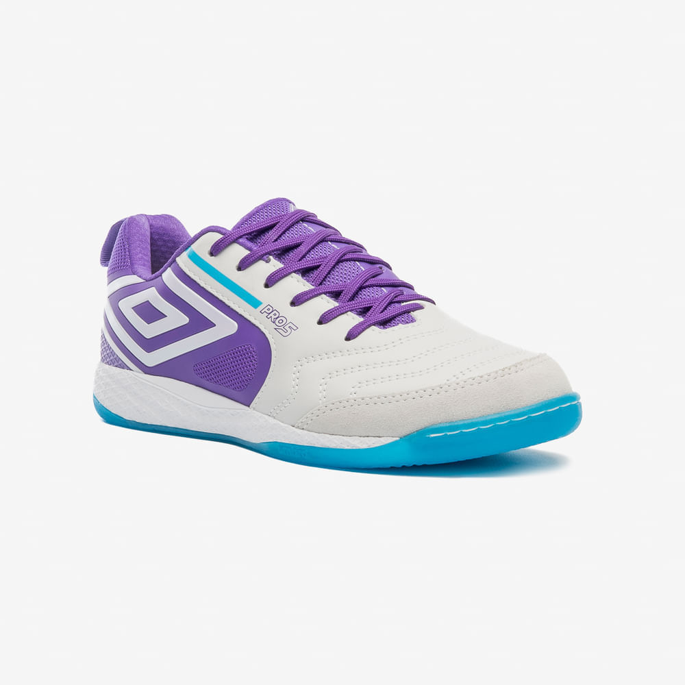 Chuteira Umbro Pro 5 Bump masculina em branco, roxo e azul vista de lado
