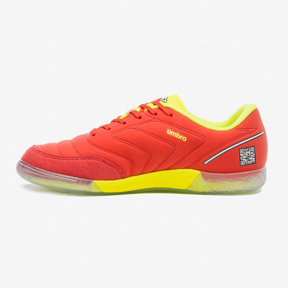 Chuteira de futsal masculina Umbro BR Futsal vermelha vista de lado mostrando detalhes do solado