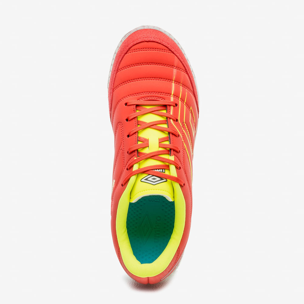 Detalhe da chuteira Umbro BR Futsal vermelha mostrando solado e costura reforçada