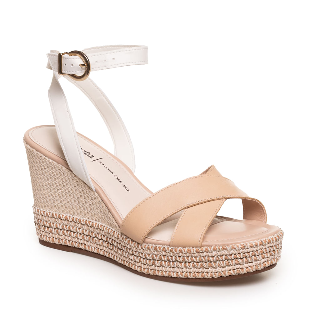 Vista lateral da sandália anabela Dakota bege mostrando salto e tiras