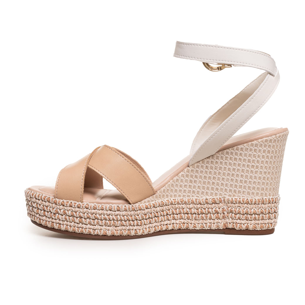 Detalhe do salto trançado da sandália anabela Dakota bege