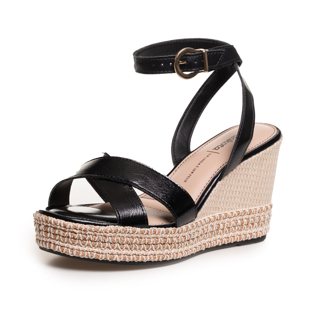 Sandália feminina anabela preta destacando tiras cruzadas e salto anabela