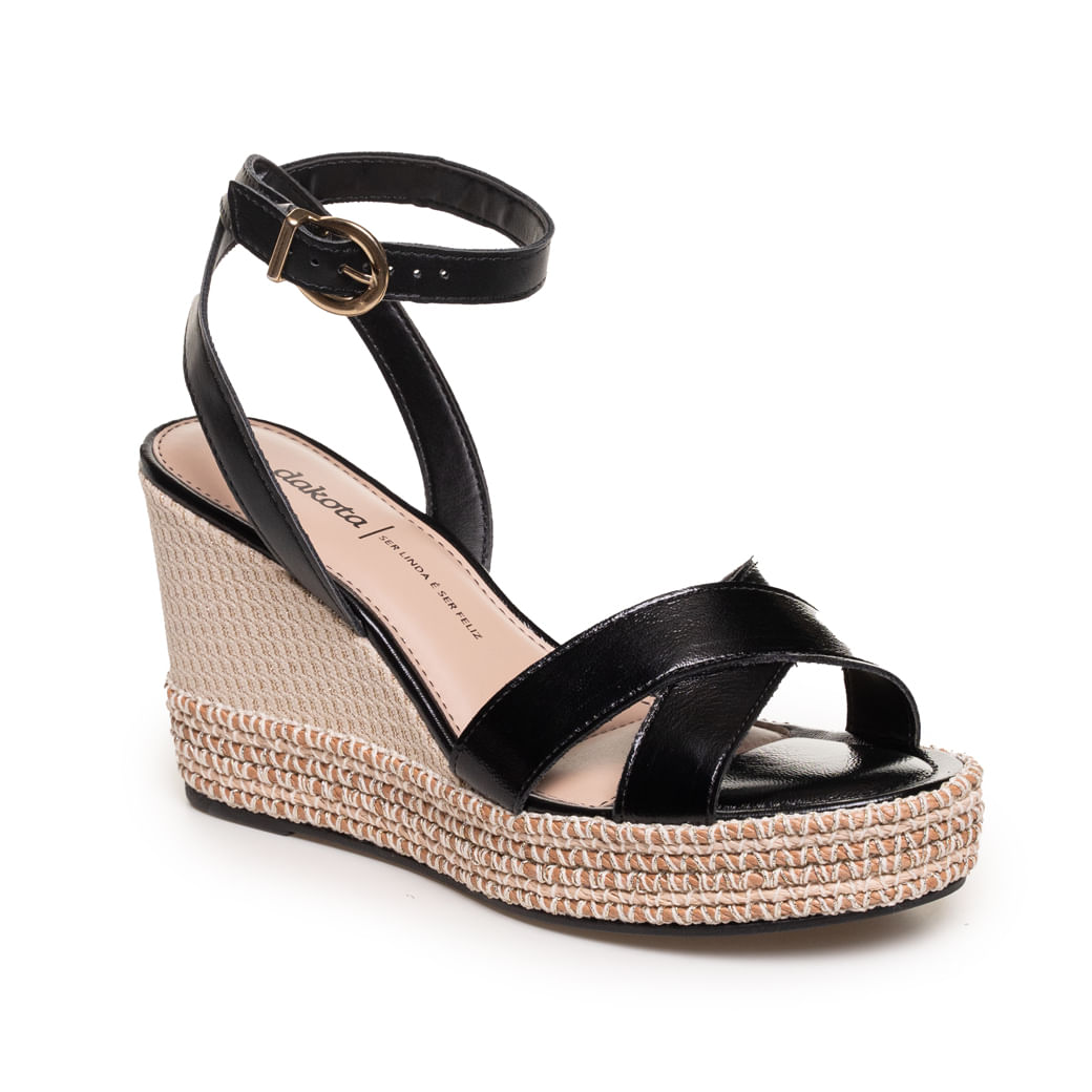 Sandália anabela preta vista lateral com acabamento em ráfia e tecido texturizado no salto