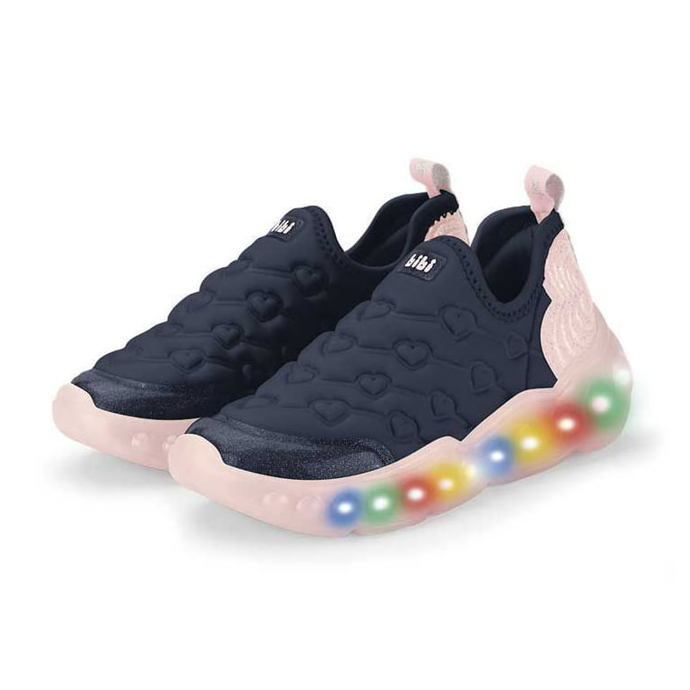 Tênis infantil Bibi Casual Marinho visto de lado mostrando design com corações