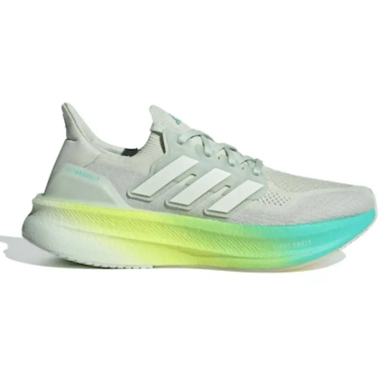 Tênis Adidas Ultraboost 5 masculino cinza lateral direito, cabedal knit com três listras brancas, entressola degradê verde-limão para turquesa