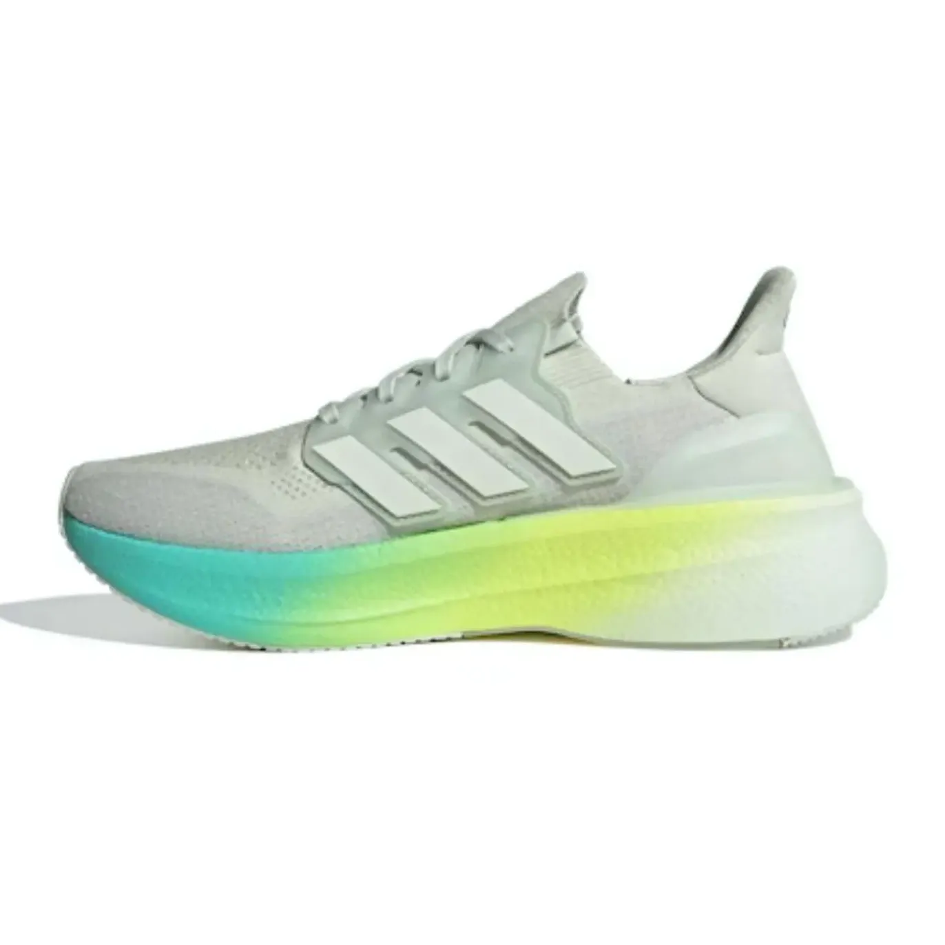 Tênis Adidas Ultraboost 5 masculino cinza vista lateral esquerda em close com detalhes do cabedal knit