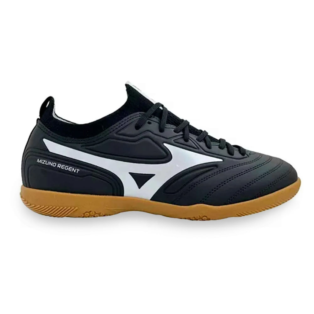 Chuteira futsal Mizuno Regent preta vista lateral direita com detalhes em branco e solado gum marrom claro
