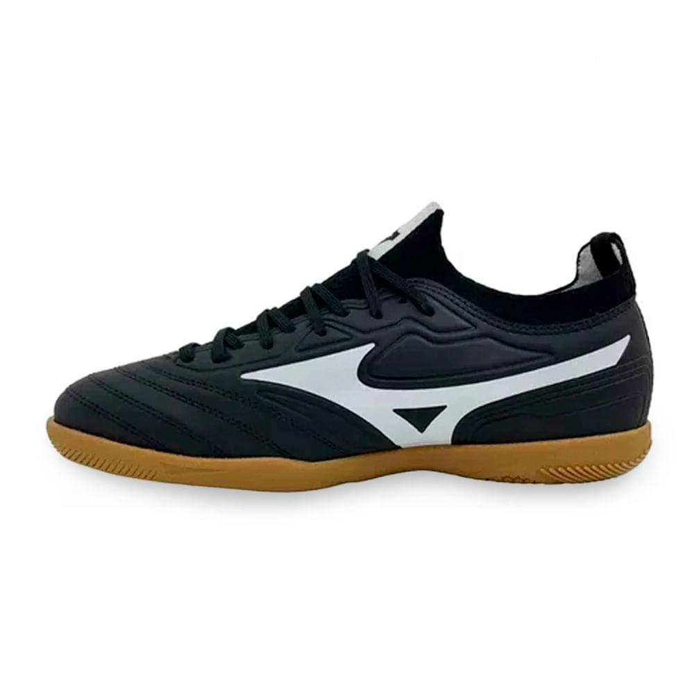 Chuteira Mizuno Regent preta perspectiva 3/4 frontal com cadarços pretos e solado gum texturizado