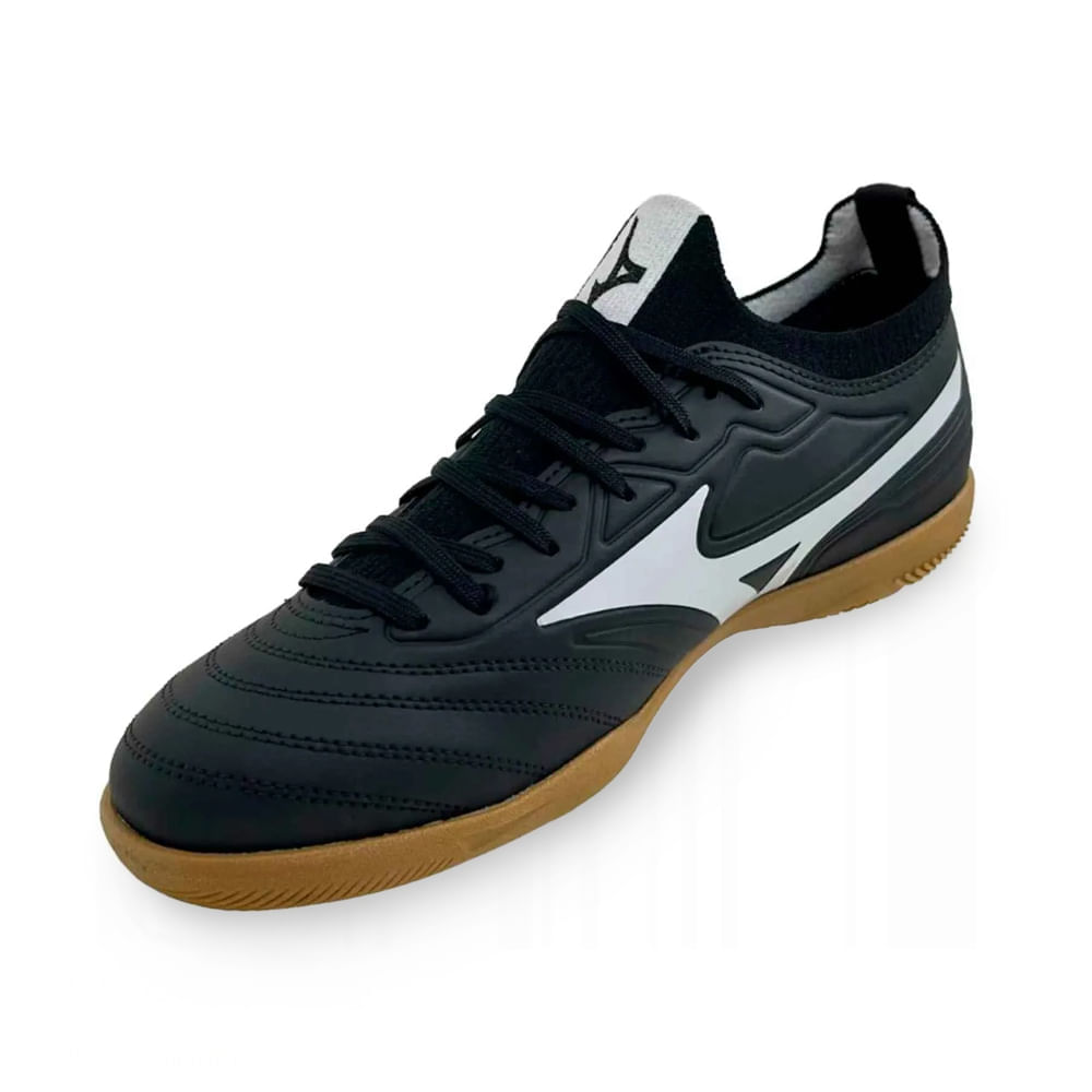 Imagem do solado da chuteira futsal Mizuno Regent com padrões de tração variados e relevos para aderência