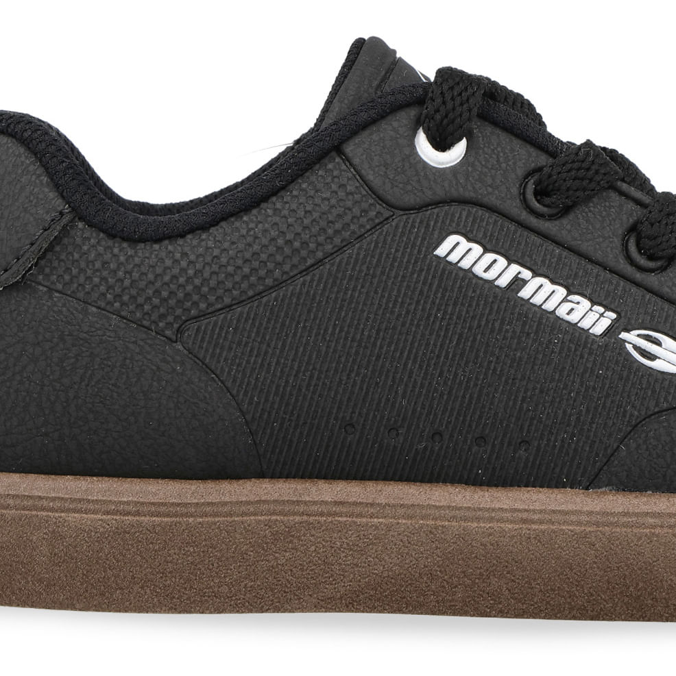 Vista lateral do tênis infantil masculino Mormaii Urban Essence Jr preto com detalhes em branco