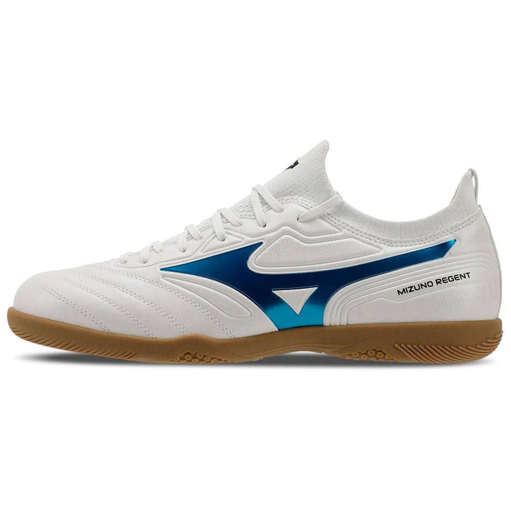 Visão superior da chuteira Mizuno Regent branca mostrando cadarços e detalhes do cabedal
