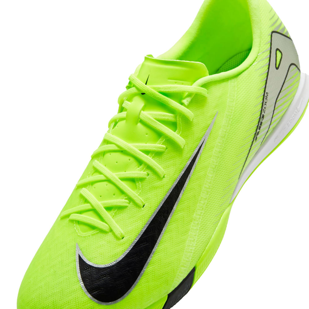 Close superior da chuteira Nike Mercurial Vapor verde neon destacando cadarço e cabedal texturizado
