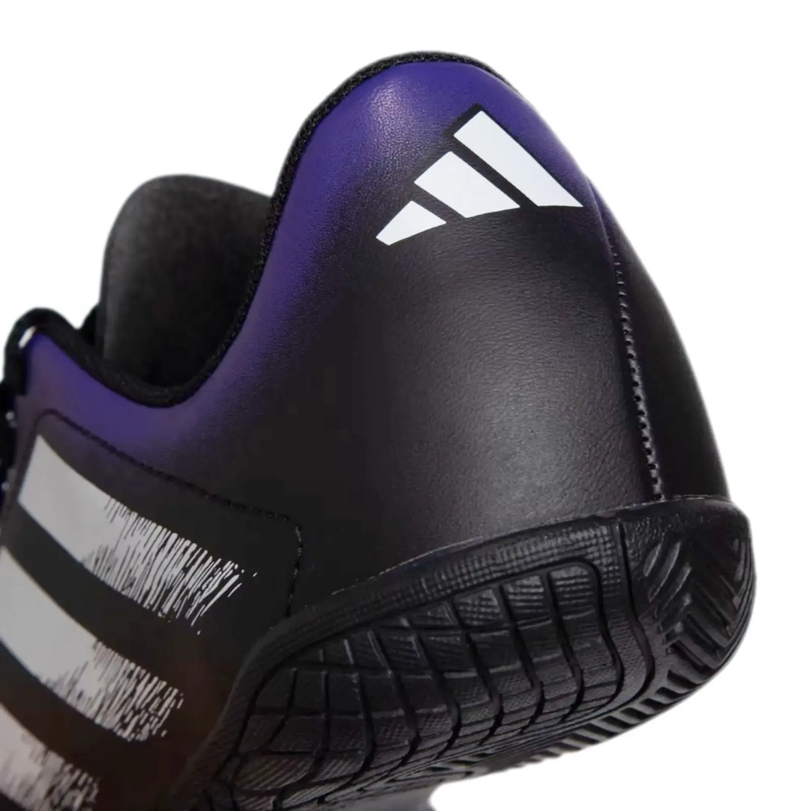 Chuteira Adidas Rabisco Jr vista traseira com detalhes em roxo e solado antiderrapante