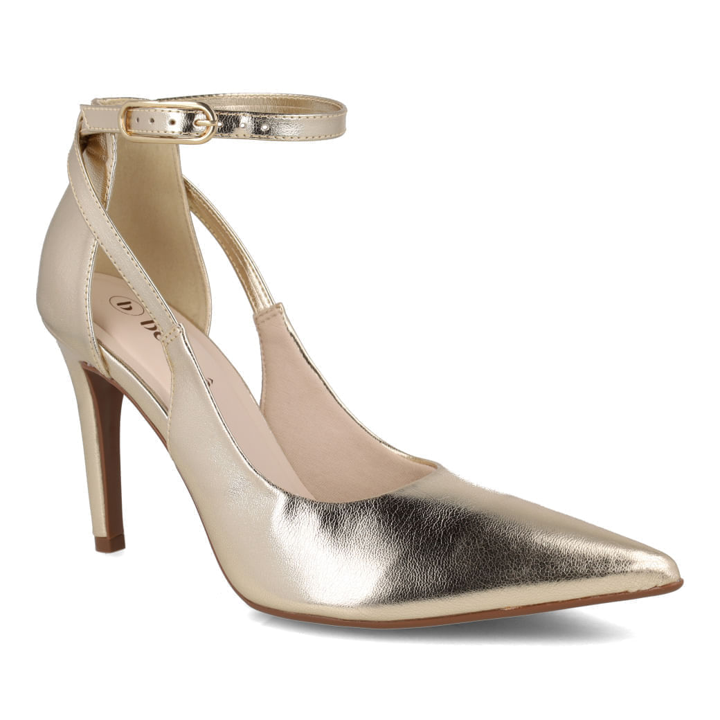 Detalhe do scarpin Bebecê dourado com acabamento sintético e salto fino
