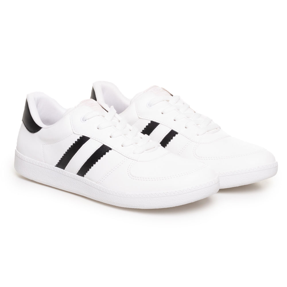 Tênis feminino preto e branco mostrando detalhe lateral com listras brancas