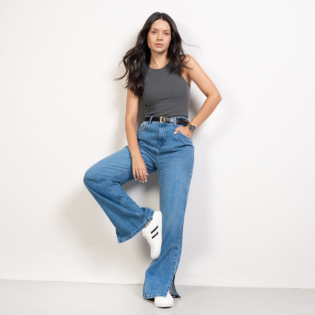 Par de tênis feminino preto e branco com detalhes brancos e cadarço preto