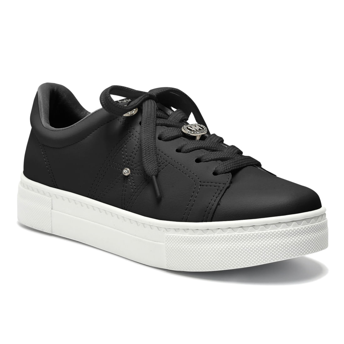 Tênis casual feminino em couro preto com solado branco e detalhes em prata, visto de frente
