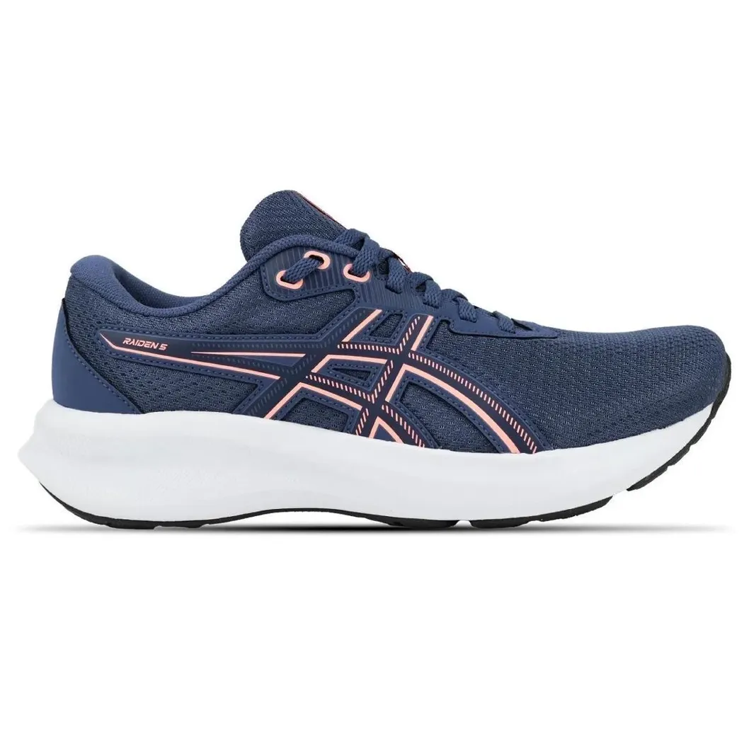 Tênis de corrida feminino Asics Raiden 5 azul com detalhes rosa, vista lateral mostrando design e sola branca