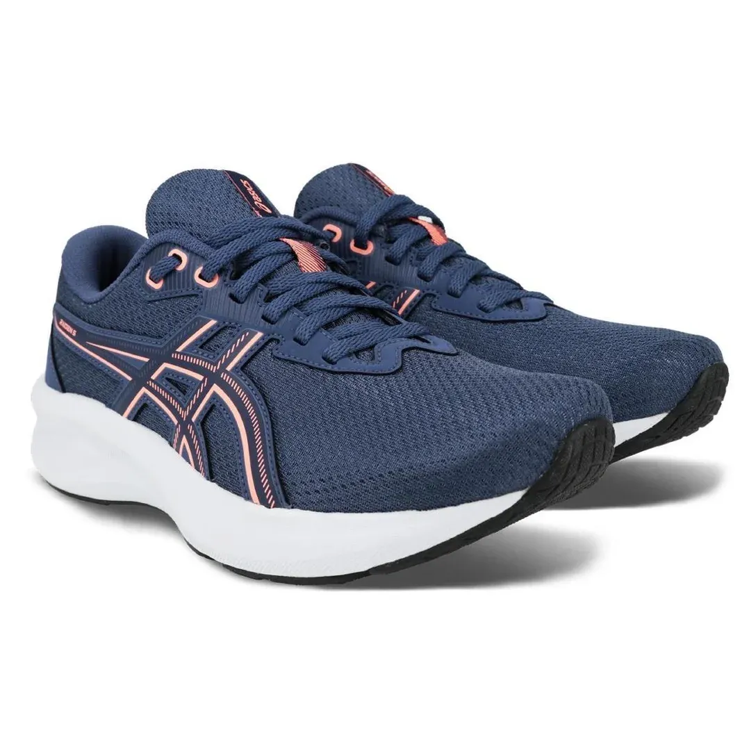 Par de tênis Asics Raiden 5 feminino azul com detalhes rosa mostrando design esportivo