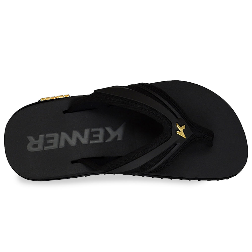 Vista lateral do chinelo masculino Kenner neopreme preto mostrando detalhes do solado
