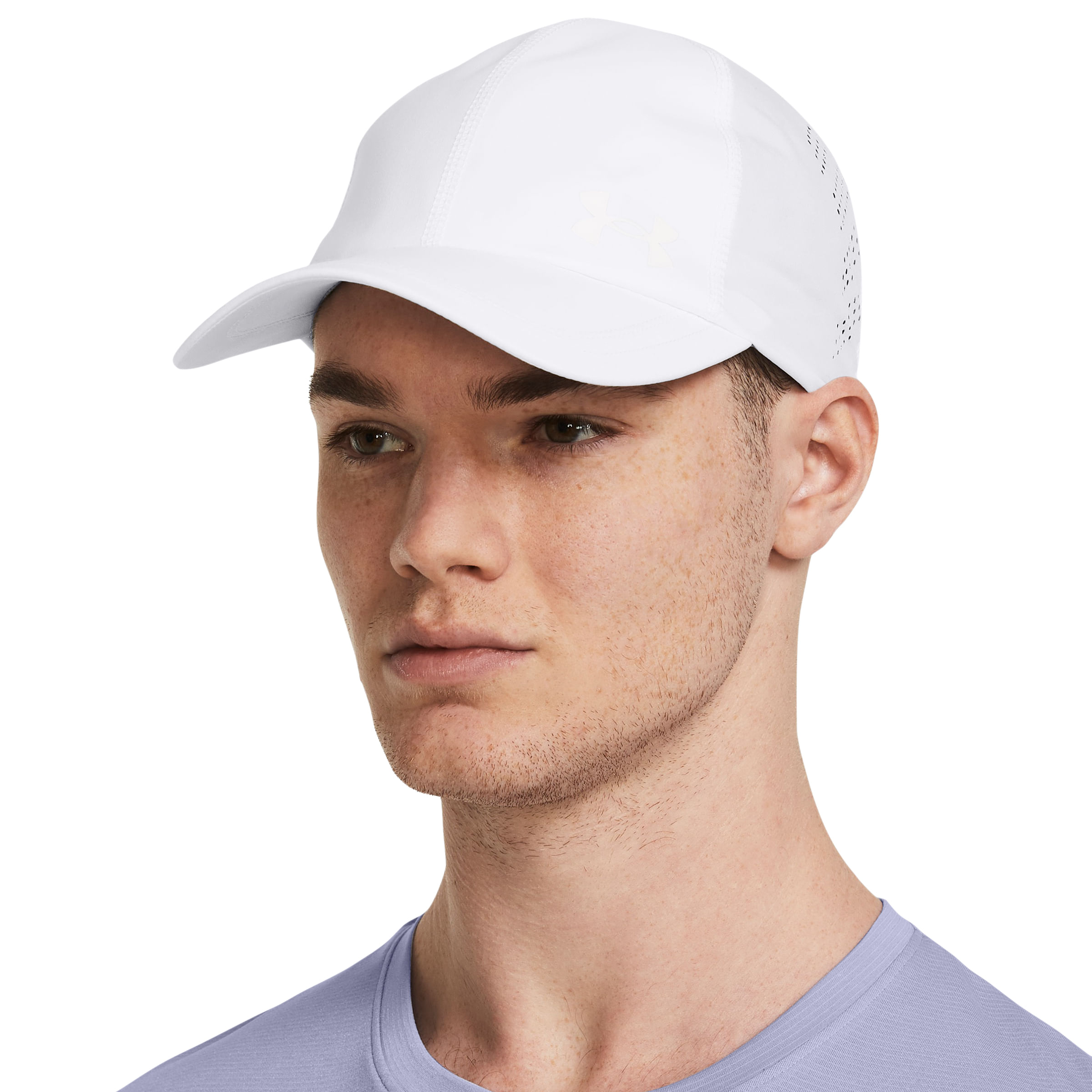 Boné Running Under Armour Iso-Chill Branco Unissex visto de lado com detalhes do tecido