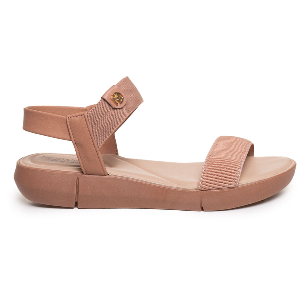 Sandália feminina nude com tiras elásticas frontais e alça traseira fixa em fundo branco, vista 3/4 mostrando conforto e estilo casual
