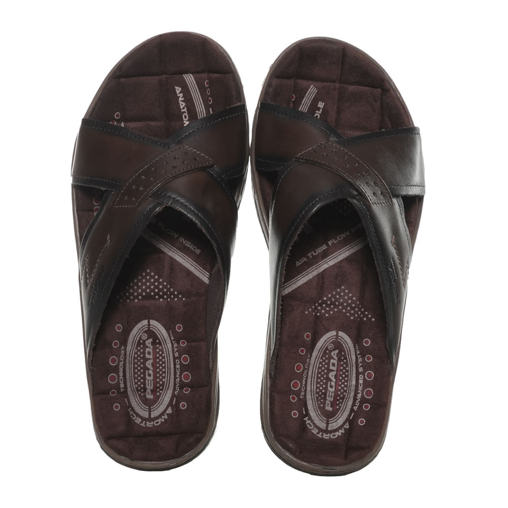 Chinelo masculino marrom vista 3/4 frontal esquerda com detalhes do logo Pegada