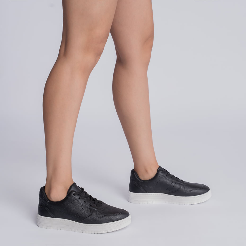 Vista lateral do Tênis Casual Dakota Vincent Feminino Preto mostrando detalhes do material e cadarço