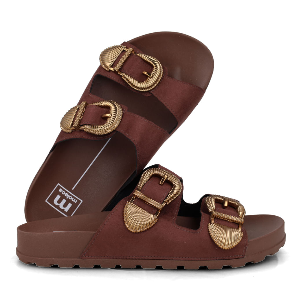 Tamanco feminino Moleca camurça marrom chocolate em uso, vista lateral