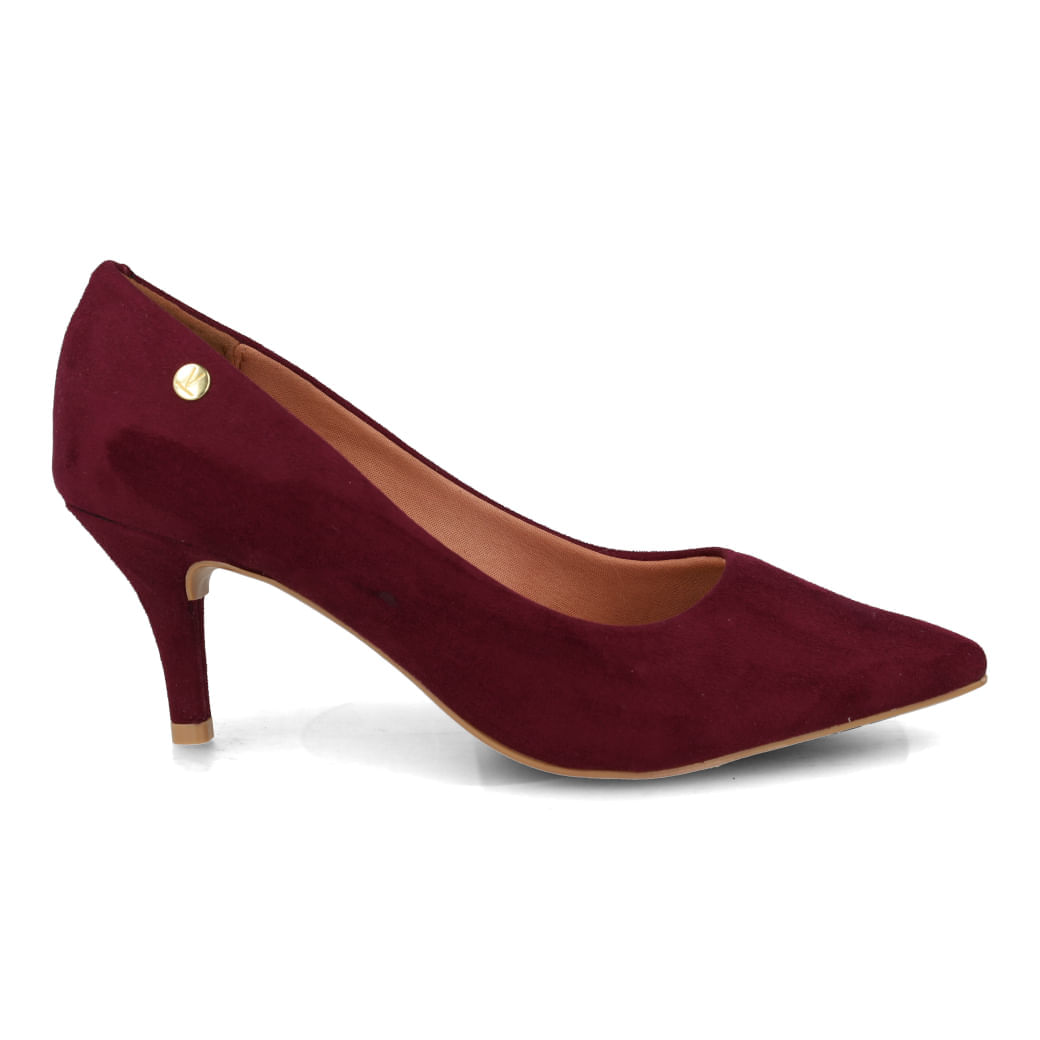 Scarpin feminino Vizzano vinho em material sintético com salto fino e bico arredondado