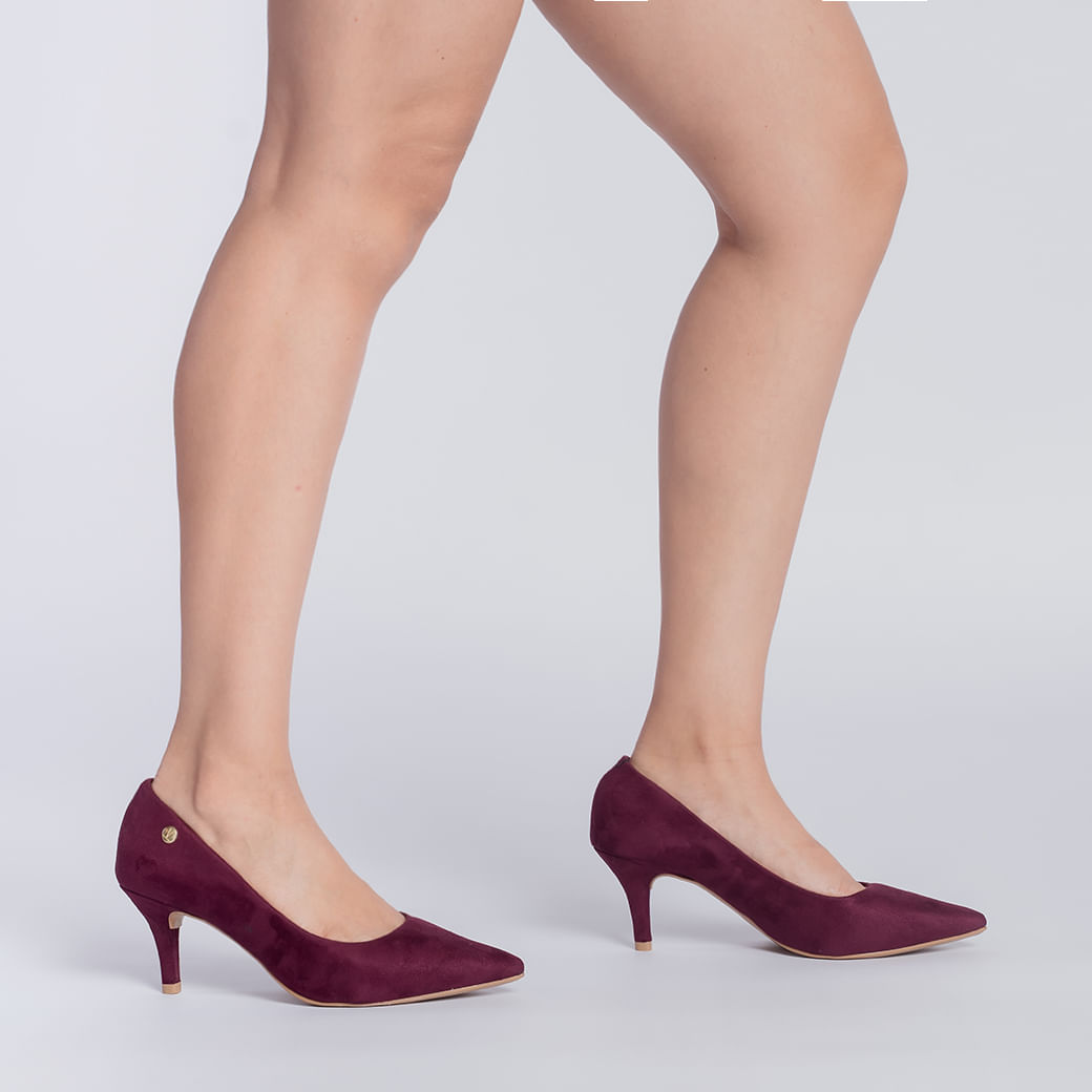 Detalhe lateral do scarpin feminino Vizzano vinho com fivela e acabamento em material sintético