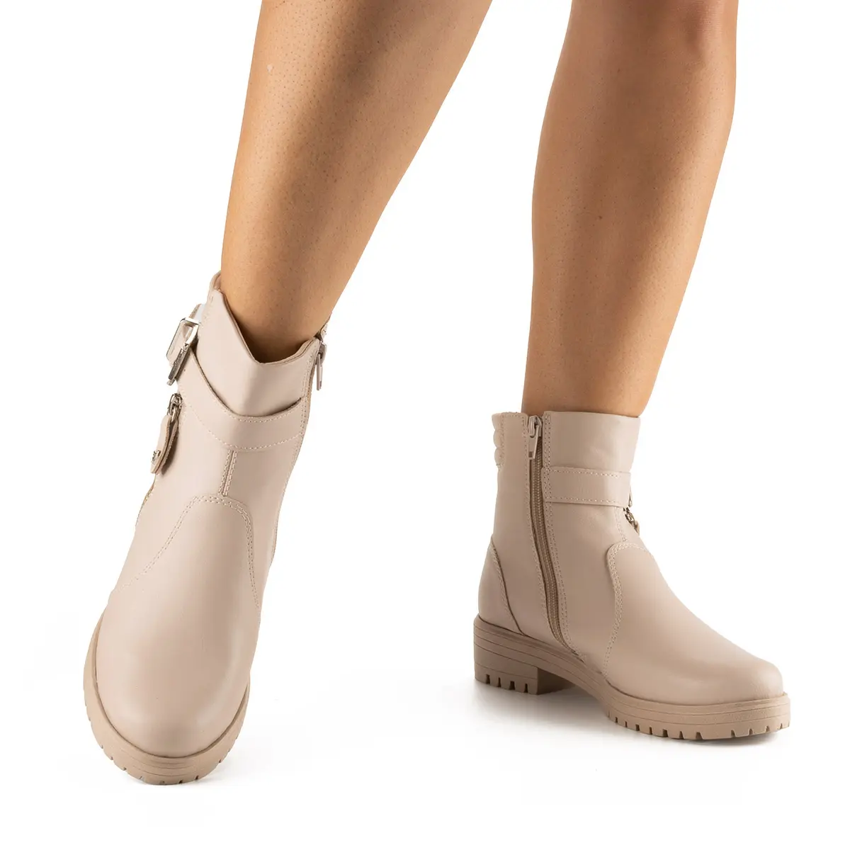 Bota feminina marfim vista frontal com zíper lateral e fivela decorativa, solado tratorado