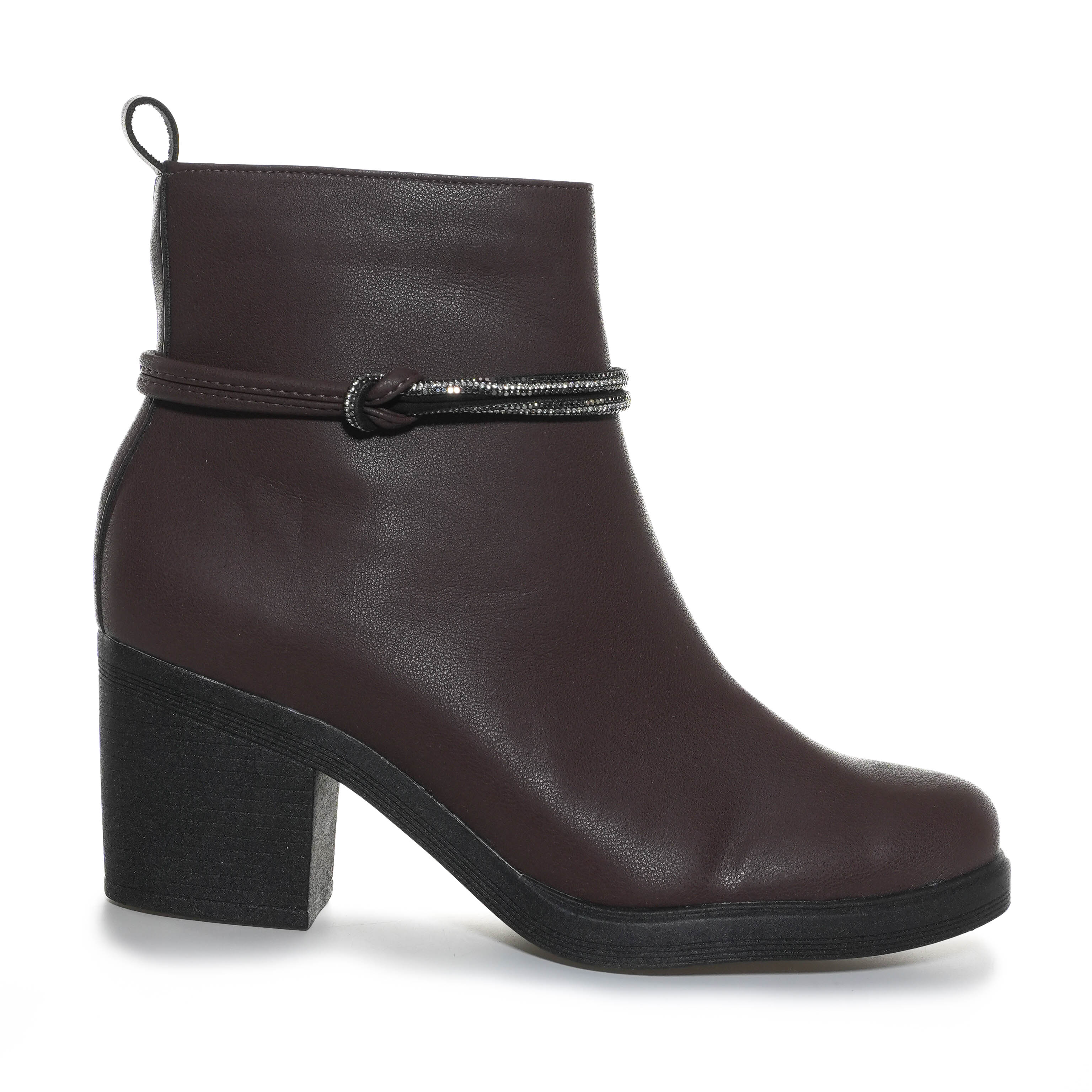 Bota cano curto feminina marrom Via Scarpa em couro sintético liso com acabamento fosco, vista frontal com leve ângulo lateral, destacando o salto bloco e zíper lateral