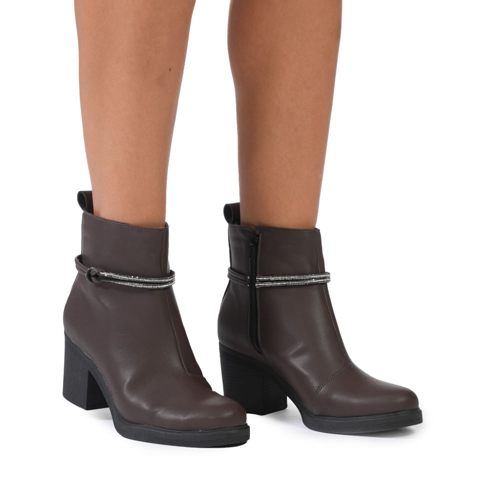 Bota cano curto feminina marrom Via Scarpa vista de perfil, mostrando a textura do material e o detalhe do zíper lateral