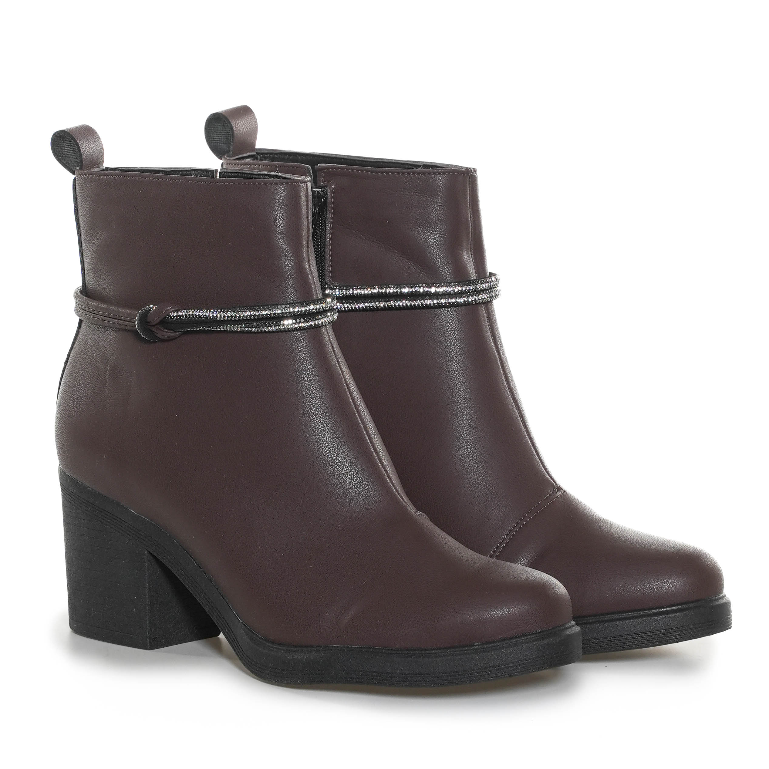 Bota cano curto feminina marrom Via Scarpa vista de perfil pelo lado interno, destacando o detalhe da tira decorativa e design do salto