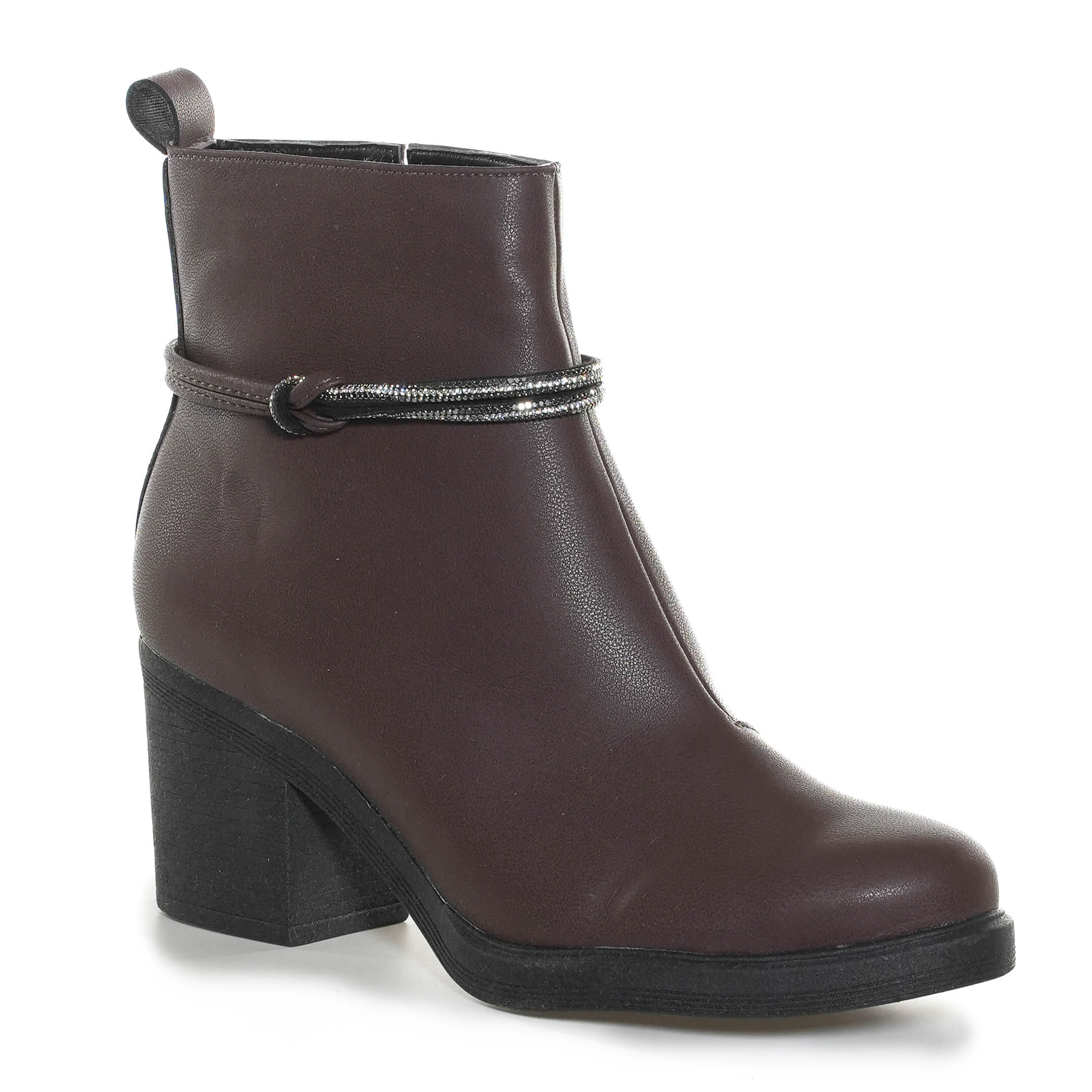 Bota cano curto feminina marrom Via Scarpa mostrando a textura do material e o salto bloco em destaque