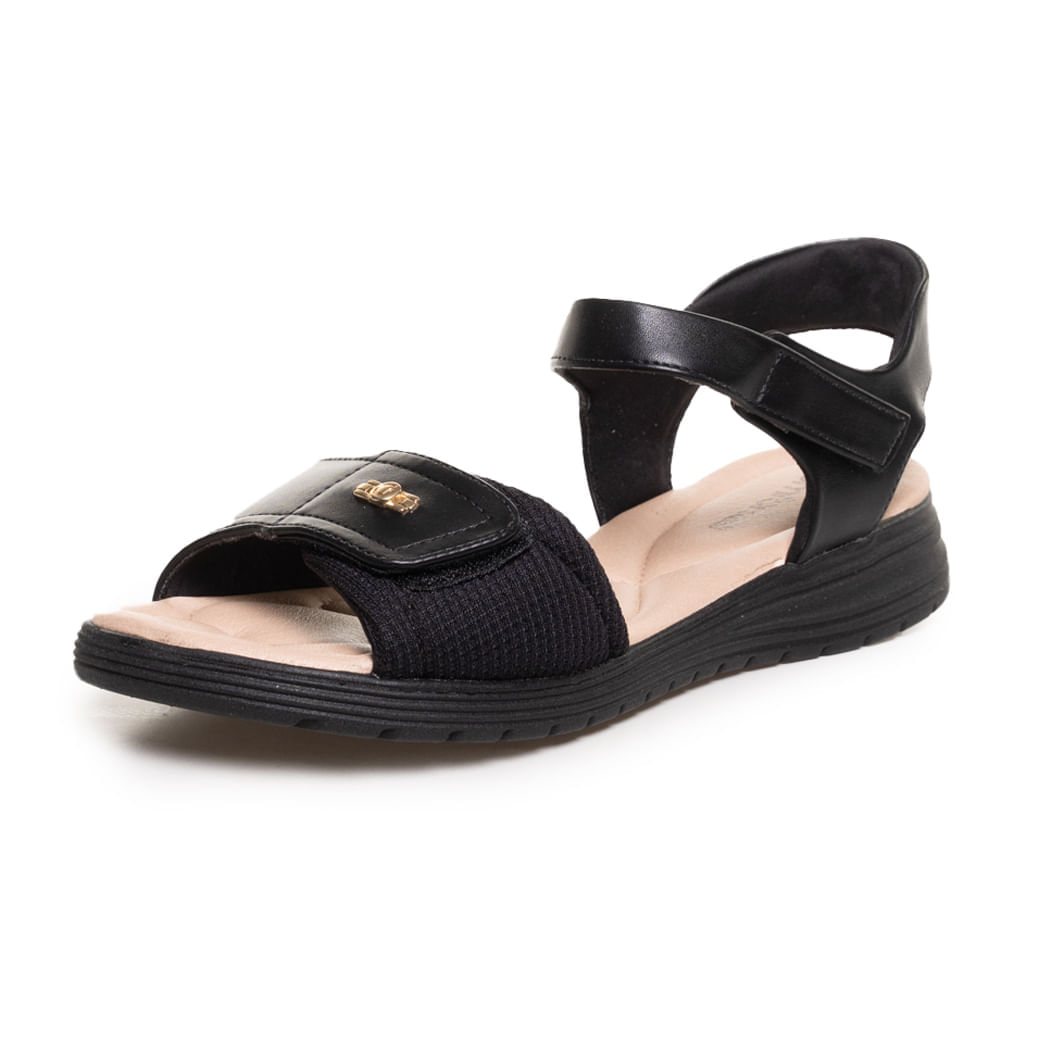 Sandália Comfortflex preta vista lateral com tiras em tecido e sintético e sola preta perfilada