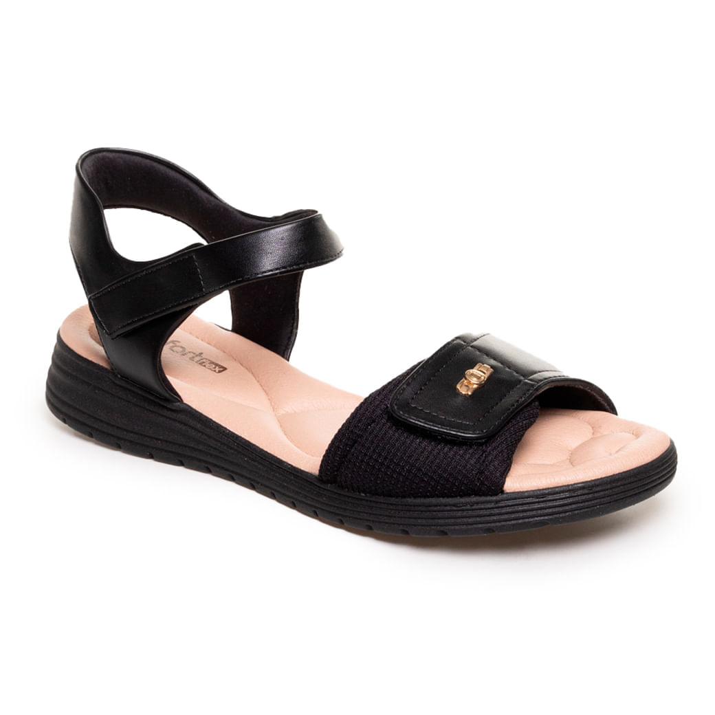 Sandália preta Comfortflex em estúdio com detalhes em velcro e palmilha acolchoada bege