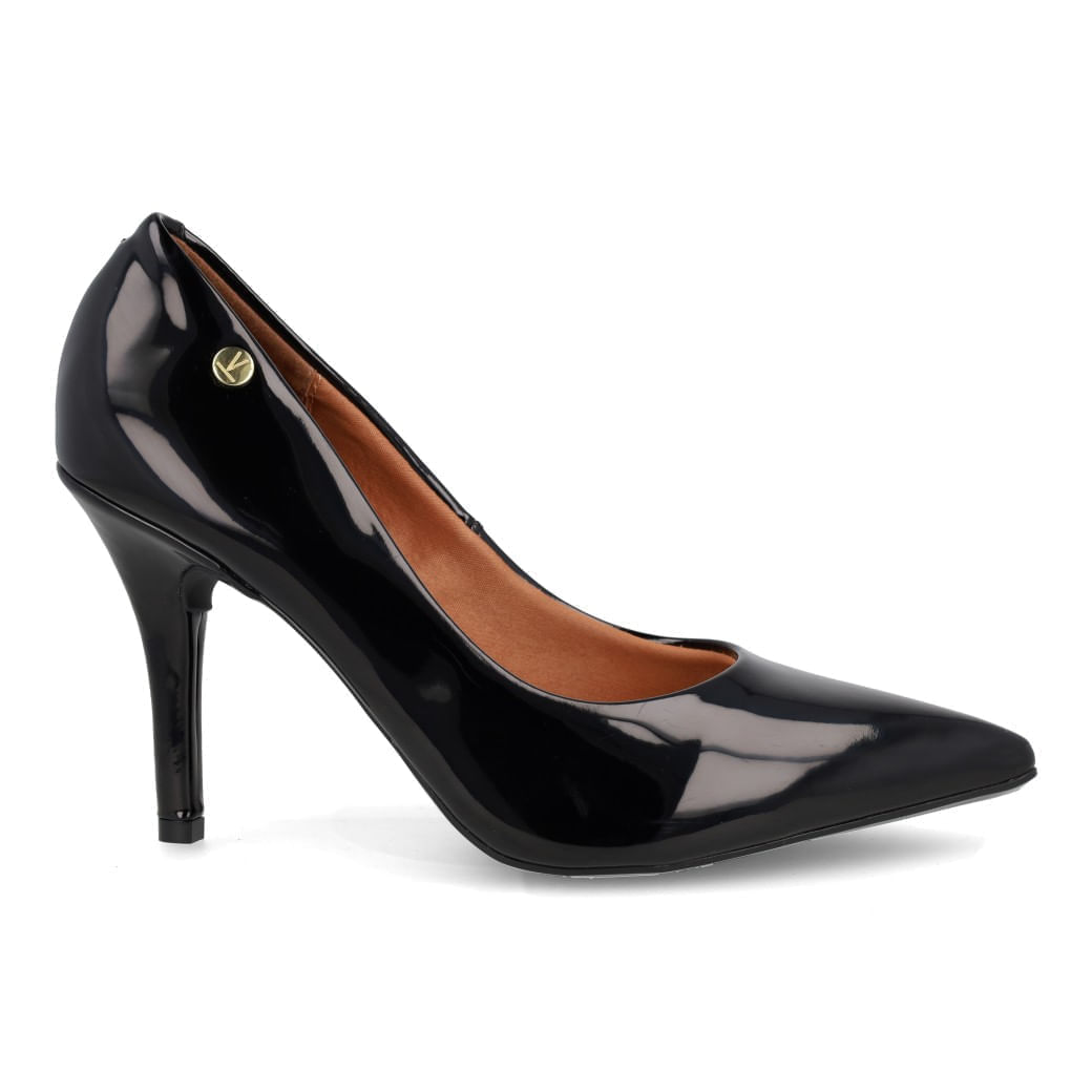 Scarpin feminino preto Vizzano com acabamento em verniz brilhante, bico fino e salto alto fino, vista lateral destacando design elegante