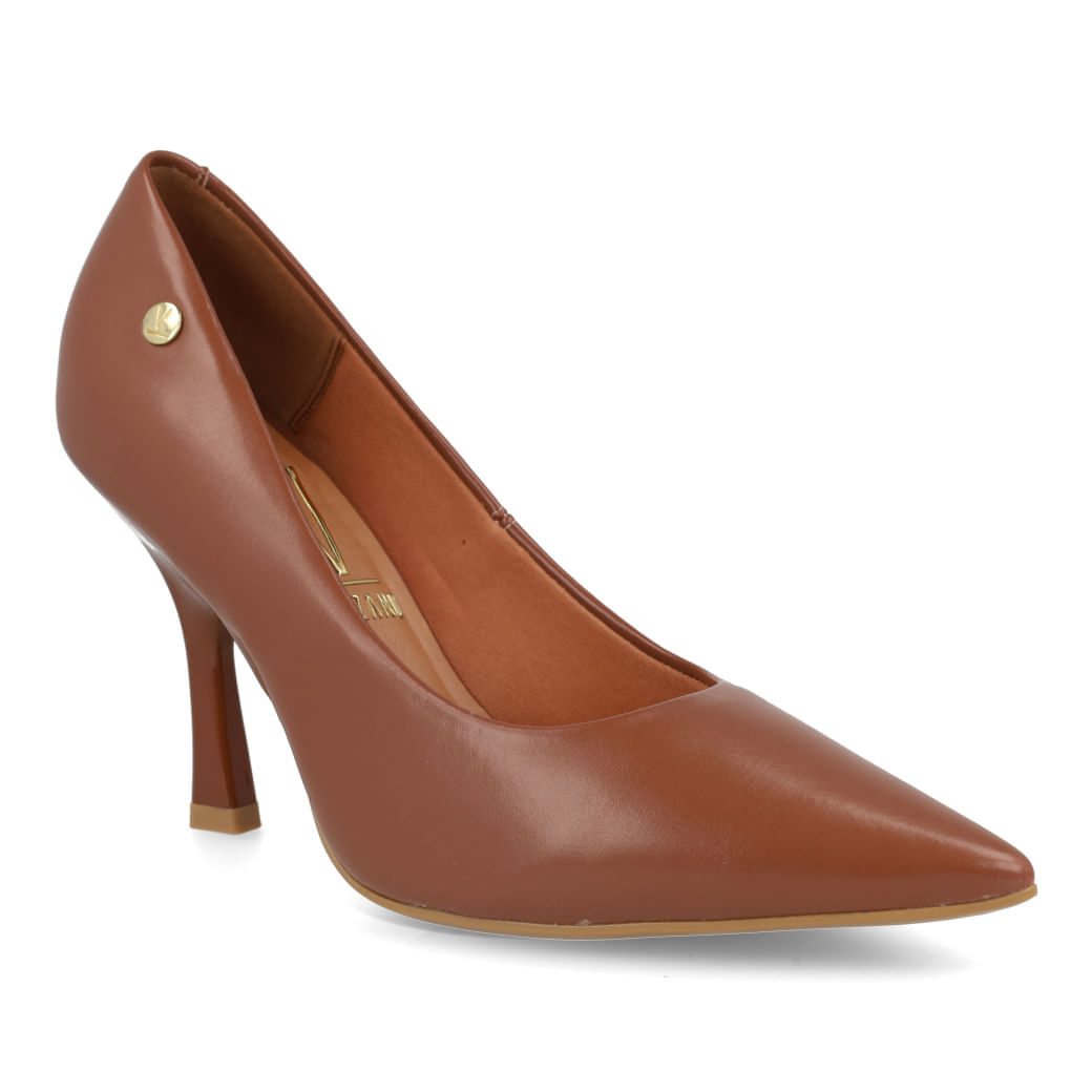 Modelo usando scarpin Vizzano mocca mostrando o caimento e o salto em look elegante