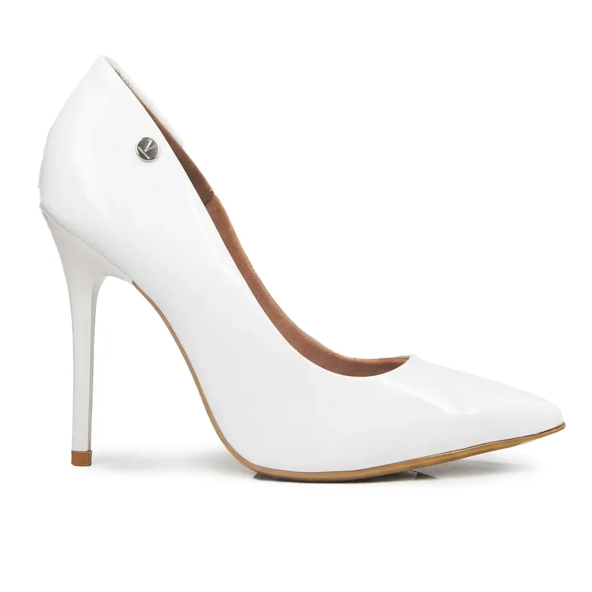 Scarpin feminino branco em verniz sintético com salto alto fino e bico fino, em fundo branco