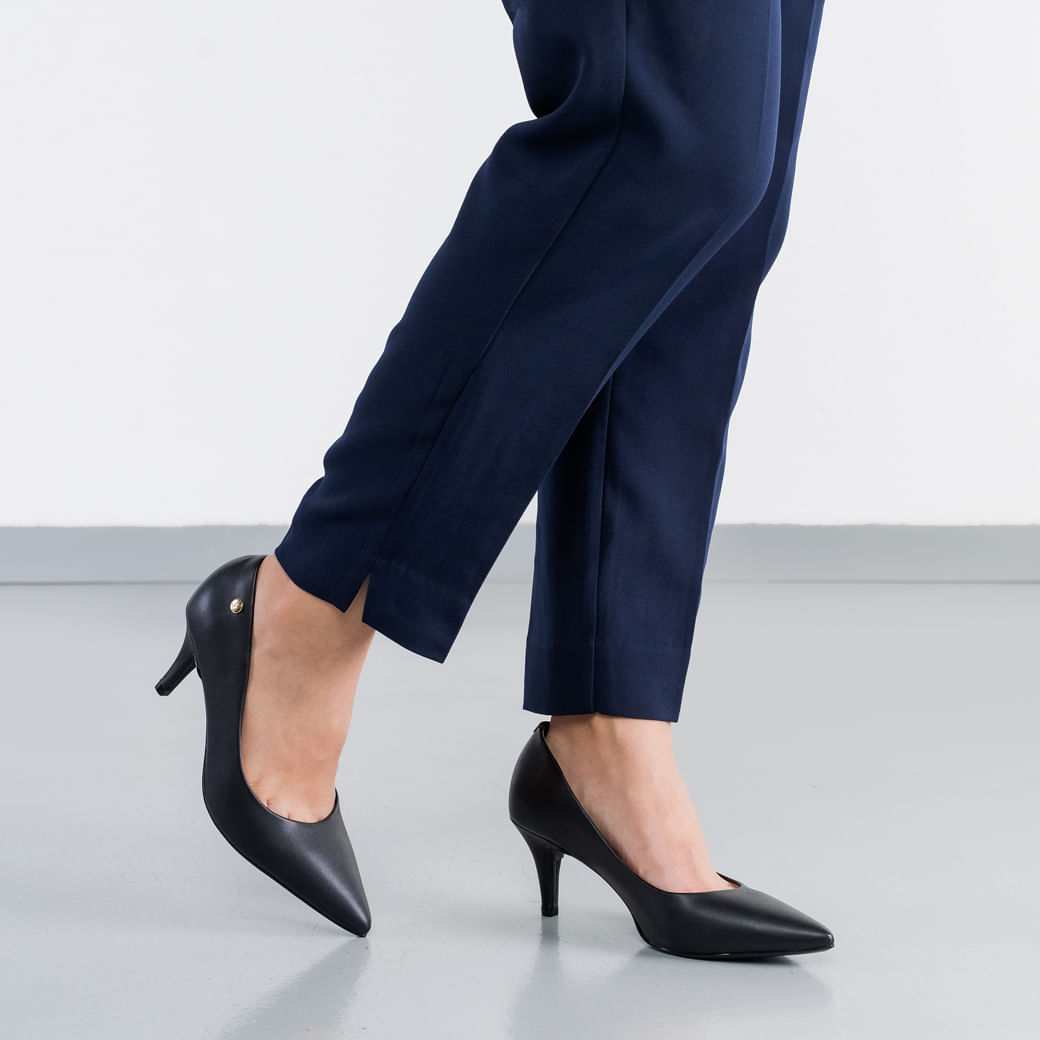 Sapato Scarpin Vizzano feminino preto bico fino vista lateral
