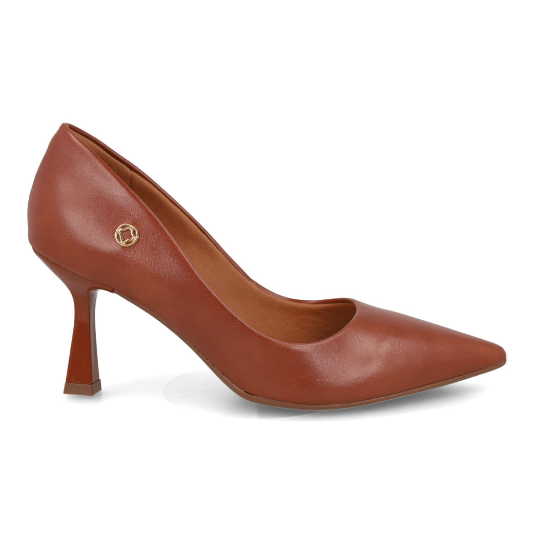 Scarpin Bebecê Egeu Marrom Feminino em ângulo frontal mostrando textura de napa e salto bloco
