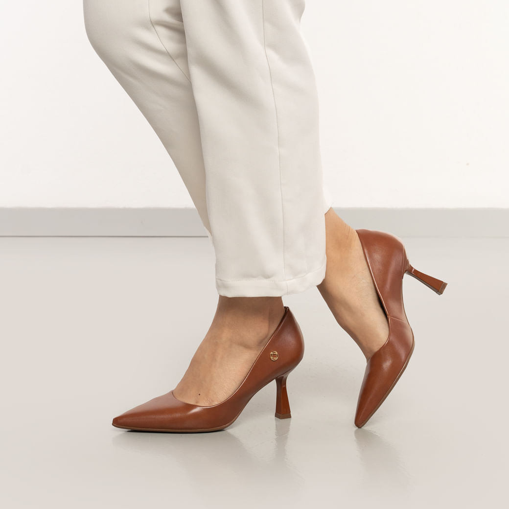 Detalhes do Scarpin Bebecê Egeu Marrom Feminino destacando qualidade e design